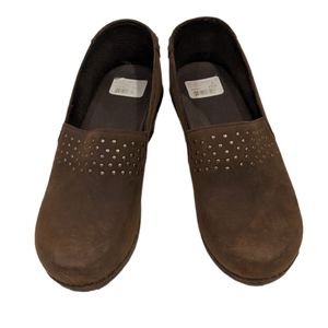 NWT Dansko Mavis brown nubuck/suede clogs with pewter studs fall winter comfort